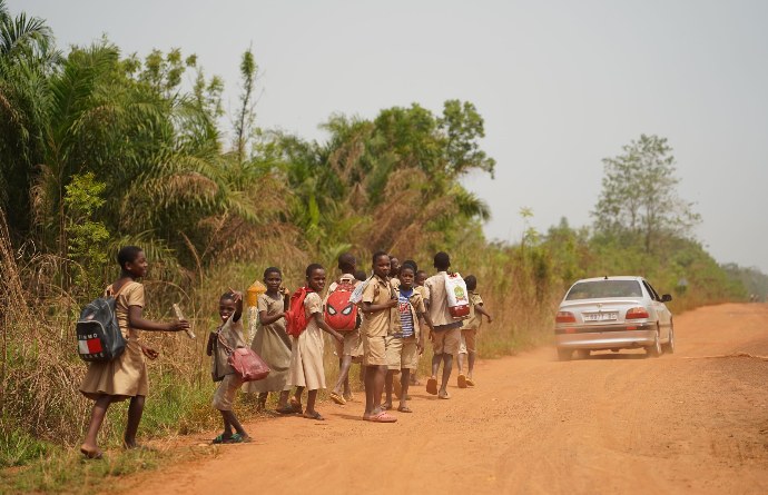 Enfants togolais au bord de la route