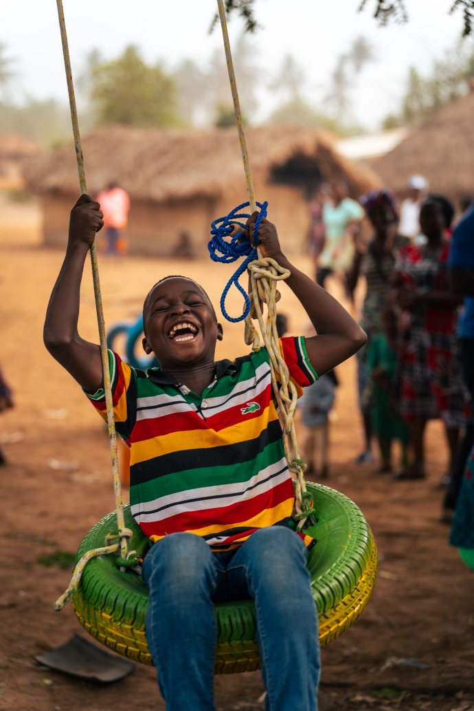 Enfant togolais sur une balancoire