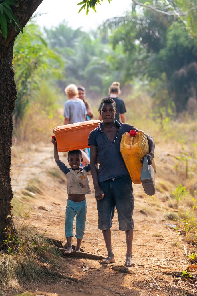 Enfants portant des bidons d'eau