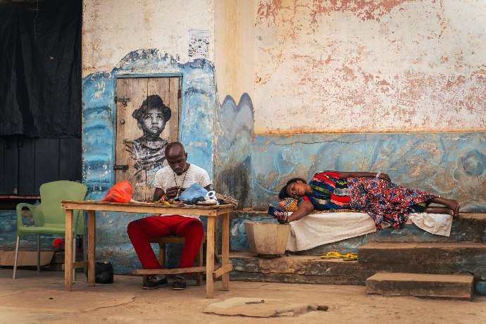 marché togolais, une homme travaille
