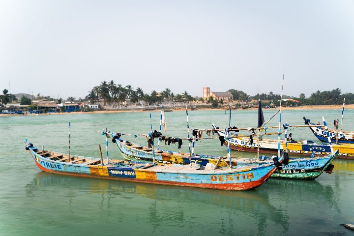 pirogues multicolores d'Aného au Togo