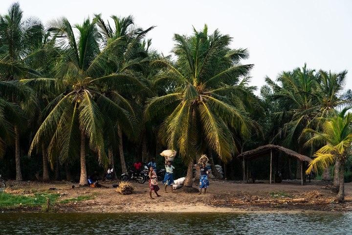 3 femmes attendent de passer la frontière Togo-Bénin