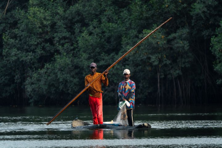 deux hommes sur un paddle fait maison au Togo